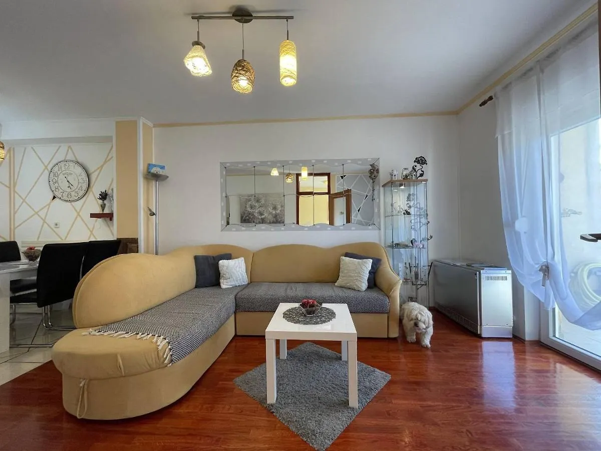 Apartment Malu Pula 0*,  Croatia