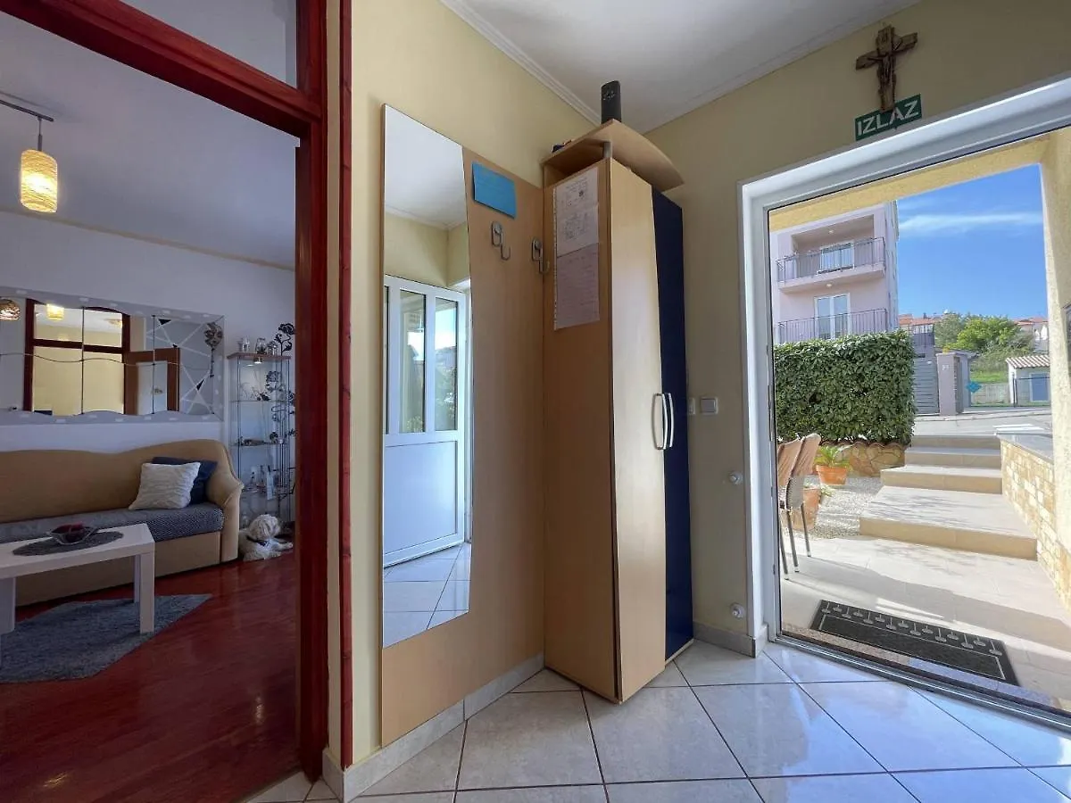Apartment Malu Pula 0*,  Croatia